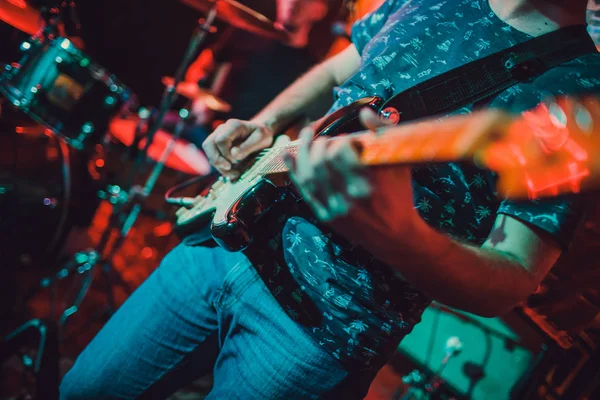 Adam bir sahne müzikal konser yakından görmek gitar çalmak. — Stok fotoğraf