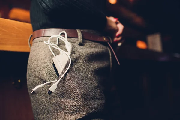 Handen van de vrouw voor het opladen van smartphone GSM-toestel met kabel en adapter. — Stockfoto