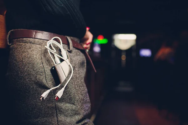 Mãos de mulher carregando smartphone dispositivo de telefone móvel com cabo e adaptador . — Fotografia de Stock