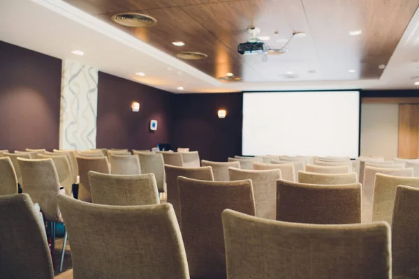 Hintergrund der Reihe weißer Sitze. Leere Haare im Konferenzsaal. — Stockfoto