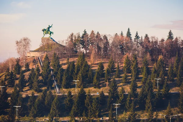 Salavat Yulayev, Ufa, emlékmű Bashkortostan, Oroszország naplemente, madarak-szem kilátás — Stock Fotó