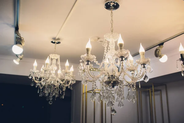 Crystal chandelier shines hanging from the ceiling in the room. — Stock Photo, Image