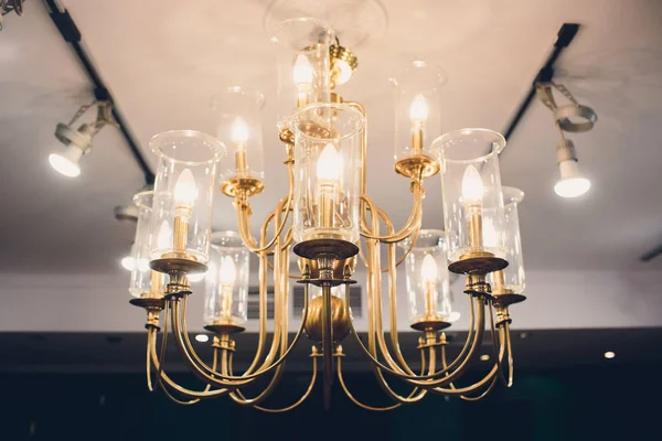 Crystal chandelier shines hanging from the ceiling in the room. — Stock Photo, Image