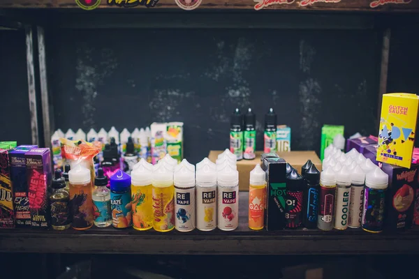 UFA, Rusko, Jižní Vape Shop, 5 listopadu, 2018: E-liquid e šťávy vysoké vape pro vaping zařízení elektronické cigarety, na čítač v kouři páry v vape baru v lahvích. — Stock fotografie