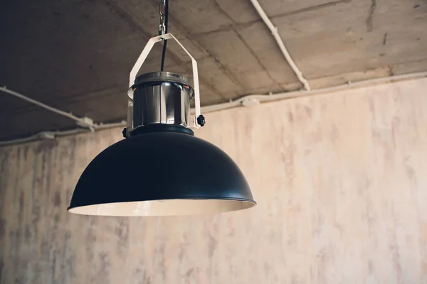 Stora lampor med en metall förkromad Lampskärm som en del av interiören. — Stockfoto