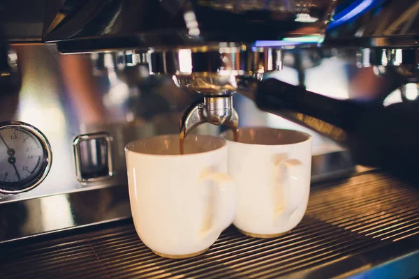 Máquina de café profissional fazendo café expresso em um café. — Fotografia de Stock