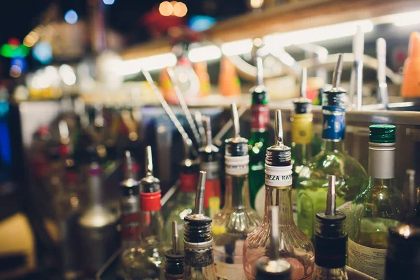 Ufa, Russia, 5 luglio 2018: Set di attrezzature da bar e bottiglie con sciroppi gustosi e dolci disposti sul bancone del bar . — Foto Stock