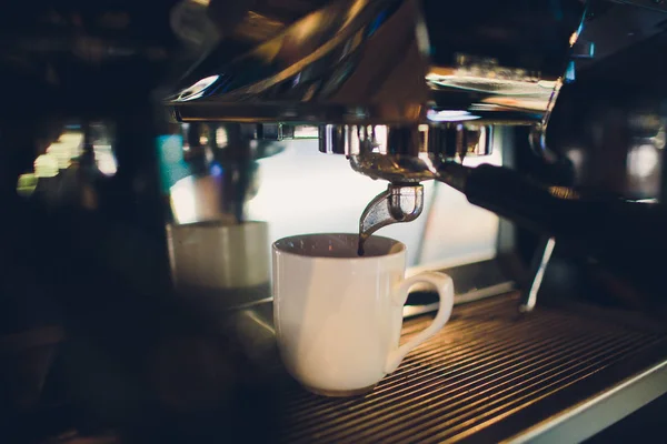 Máquina de café profissional fazendo café expresso em um café. — Fotografia de Stock