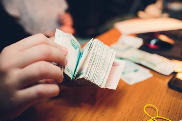 Erkek el kalın bolca nakit para tutar. Milyon Rus ruble. Zengin, zenginlik, kar, iş ve ekonomi kavramı. Beş bininci faturaları banknotlar. Para bir çok wads.