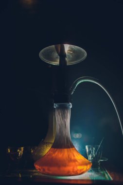 Siyah arkaplanlı shisha kasesinde sıcak nargile kömürü. Şık bir oryantal shisha. Shisha Kavramı.