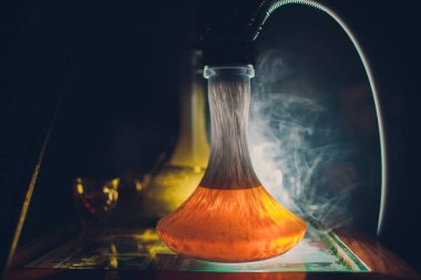 Siyah arkaplanlı shisha kasesinde sıcak nargile kömürü. Şık bir oryantal shisha. Shisha Kavramı.