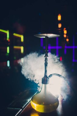 Siyah arkaplanlı shisha kasesinde sıcak nargile kömürü. Şık bir oryantal shisha. Shisha Kavramı.