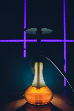 Siyah arkaplanlı shisha kasesinde sıcak nargile kömürü. Şık bir oryantal shisha. Shisha Kavramı.