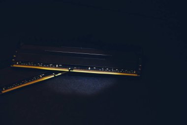 Ddr Ram bellek modülünün siyah arka planda makro fotoğraf.