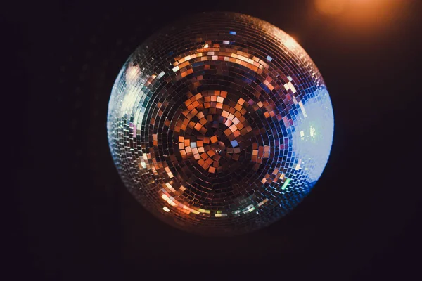 Disco bal met heldere stralen, nacht partij achtergrond foto. — Stockfoto