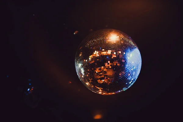 Disco bal met heldere stralen, nacht partij achtergrond foto. — Stockfoto