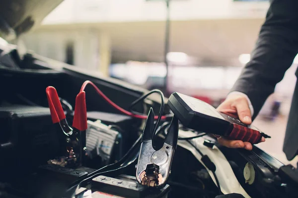 Mecánico profesional de automóviles que trabaja en el servicio de reparación de automóviles. — Foto de Stock