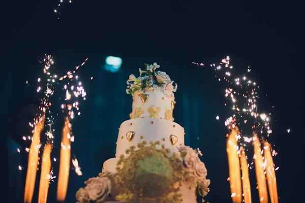 Bolo de casamento incrível no estilo do mundo do mar com brilhos . — Fotografia de Stock