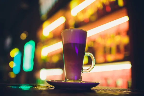 Xícara de café com grãos de café espalhados estão no fundo de madeira . — Fotografia de Stock