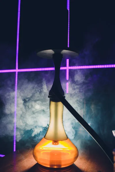 Carbón caliente Hookah en tazón de shisha con fondo negro. Elegante shisha oriental. Concepto de Shisha. — Foto de Stock