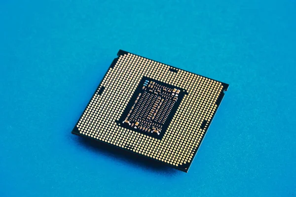 Datorchip mikroprocessor med abstrakt färgglad ljuskrets, elektronisk hårdvara i teknikindustrin koncept bakgrund. — Stockfoto