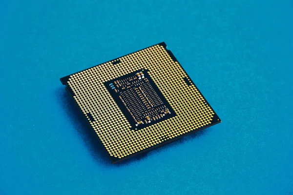 Datorchip mikroprocessor med abstrakt färgglad ljuskrets, elektronisk hårdvara i teknikindustrin koncept bakgrund. — Stockfoto