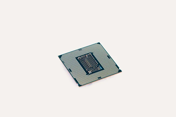 Engineering mikroprocessor datorprocessorn isolerad på vit bakgrund. — Stockfoto