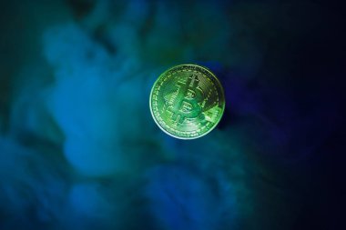 Bitcoin adam içinde belgili tanımlık geçmiş ile yanan sembolü. Para döviz piyasasında ticaret risk yönetimi anlayışı
