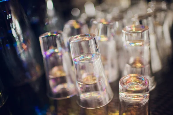 Sakiewkach brzęczały szklanki na tle jasnego światła — Zdjęcie stockowe