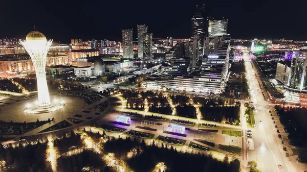 A cidade de Almaty, Cazaquistão. Noite aérea . — Fotografia de Stock