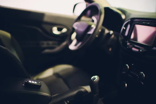 Vértes vezeték nélküli kulcs gyújtás a jármű belsejében. Autó kulcs távoli fekete perforált bőr belső. Autó részletezi. Kulcsok közelről. — Stock Fotó