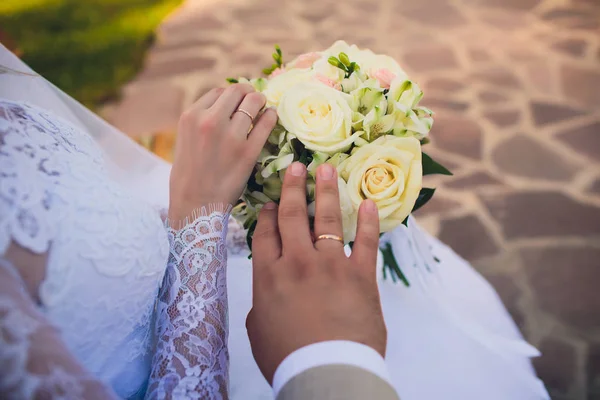 Mariée tient un beau bouquet de mariage. couleur . — Photo