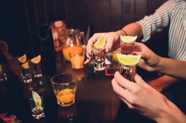 Friendforthcoming evlilikleri, tavuk parti kutlama genç kadınların grup atış.
