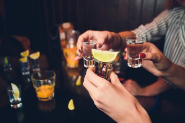 Friendforthcoming evlilikleri, tavuk parti kutlama genç kadınların grup atış.