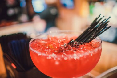 Ikram Servisi. İş, et lokantası. Yaz partisi içkiler. Yemek masa moda gözlük, büyük şişe limonata veya açık partisi için kokteyl. Kokteyl parti.