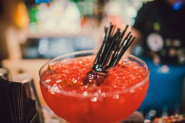 Ikram Servisi. İş, et lokantası. Yaz partisi içkiler. Yemek masa moda gözlük, büyük şişe limonata veya açık partisi için kokteyl. Kokteyl parti.