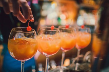 Ev yapımı Viski kokteyli kiraz limonlu kokteyl içki.