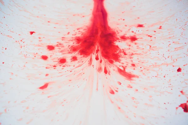 Fuente de sangre roja sobre fondo blanco, concepto de salud . — Foto de Stock