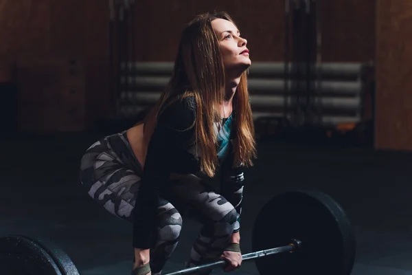 Mulher esportiva jovem atraente com barbell. Deadlift . — Fotografia de Stock