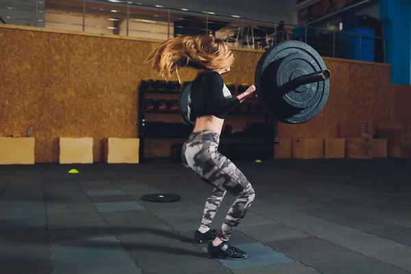 Mulher esportiva jovem atraente com barbell. Deadlift . — Fotografia de Stock