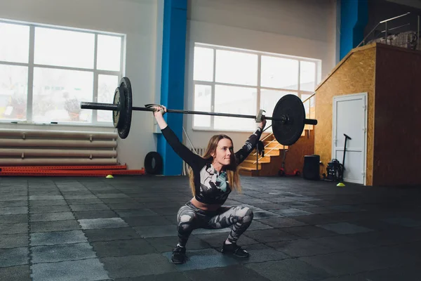 Aantrekkelijke jonge sport vrouw met barbell. Deadlift. — Stockfoto