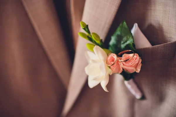 Vackra boutonniere av brudgummen. Designa en boutonniere. Bröllopsdag. — Stockfoto