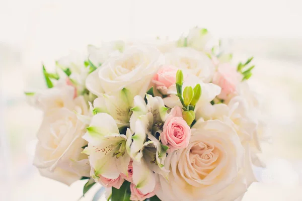 Невеста держит красивый свадебный букет. цвет . — стоковое фото