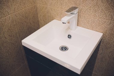 Banyo iç beyaz ve lavabo musluk ile.