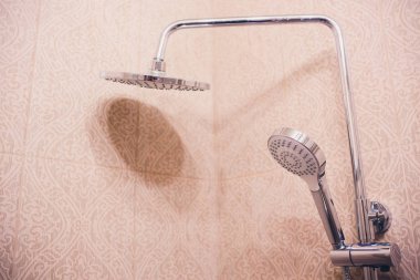 banyo, açık Duş karıştırıcı iliştirilen Duvar braketi, renkli siyah beyaz resim, dikey biçim.