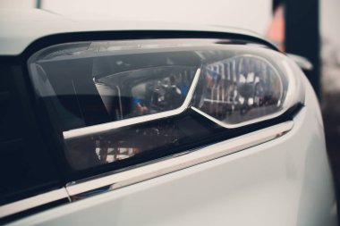 Modern LED farlardan birinin detaylarını kapat..