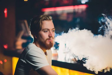 Genç sigara Shisha Arapça restoranda - adamım bir nargile teneffüs duman Exhaling adamım.