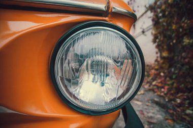 Yakın çekim retro bir arabada bir parçası. Farlar ve binici.