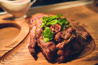 Sebzeli et güveç. sos arka plan üzerinde.