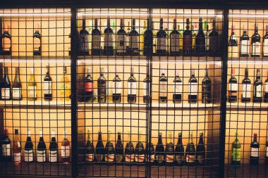 Ufa, Rusya, Restoran Syrovar güle güle Lovkov, 13 Ekim, 2018: şarap şişe raf siyah ızgara arkasında